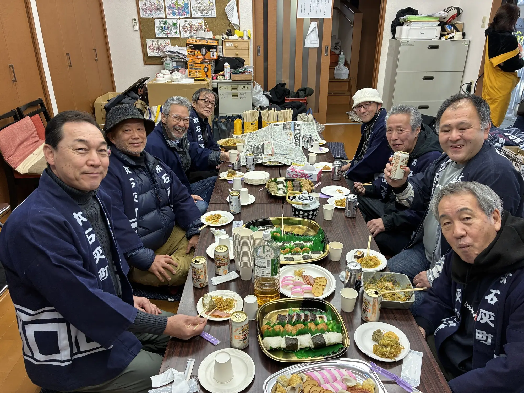 法被姿の町の人たちが囲む節分祭の直会の席