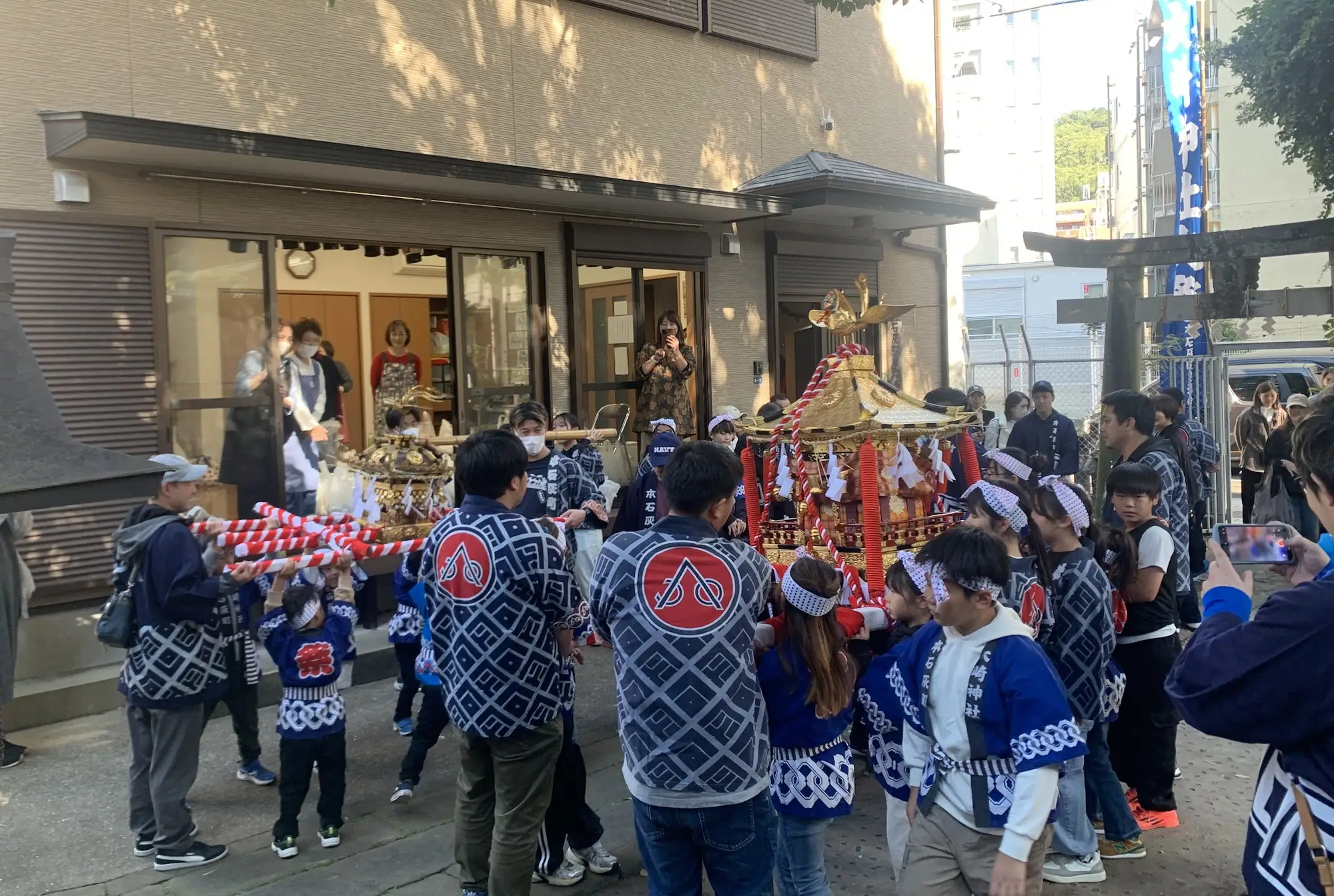 法被姿の子どもたちと子供神輿