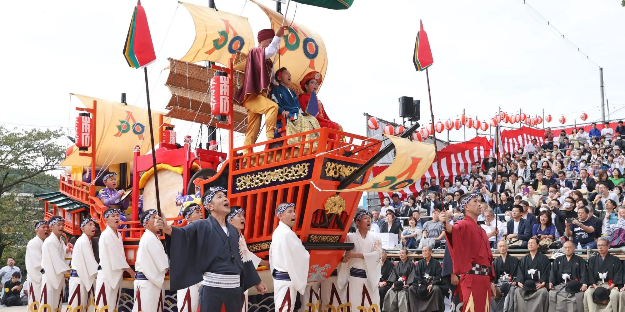 長崎くんちで奉納される本石灰町の御朱印船。甲板の上に荒木宗太郎とアニオー姫