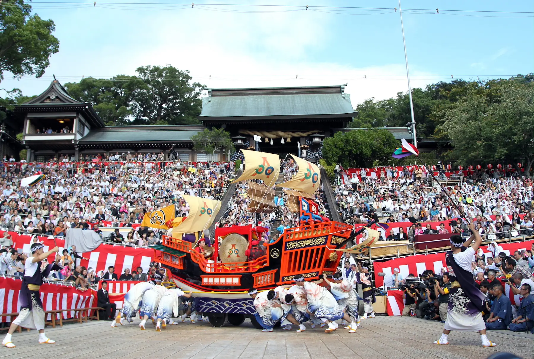 諏訪神社の踊り場で回る本石灰町の御朱印船と根曳衆